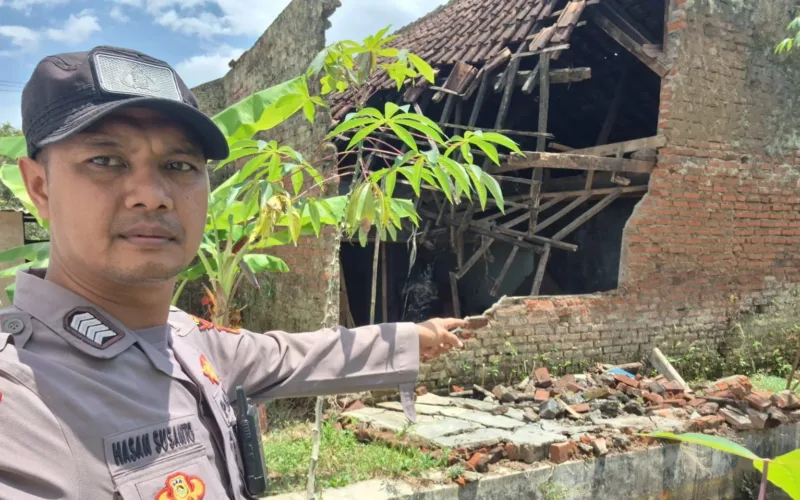 Polsek Banjarwangi Cek TKP Pohon Tumbang Dan Rumah Riboh Akibat Angin Kencang