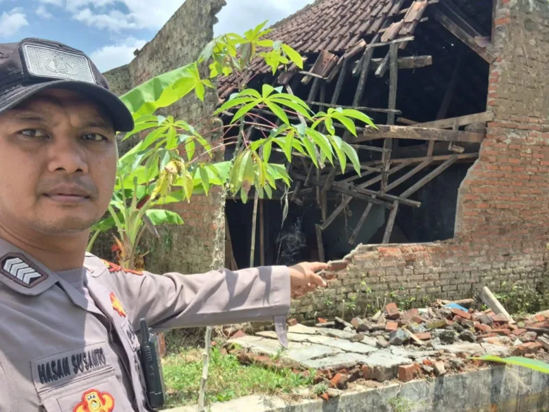 Polsek Banjarwangi Cek TKP Pohon Tumbang Dan Rumah Riboh Akibat Angin Kencang