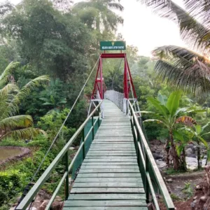 Terbangunnya Jembatan Gantung Cigolewang, Masyarakat pun Senang