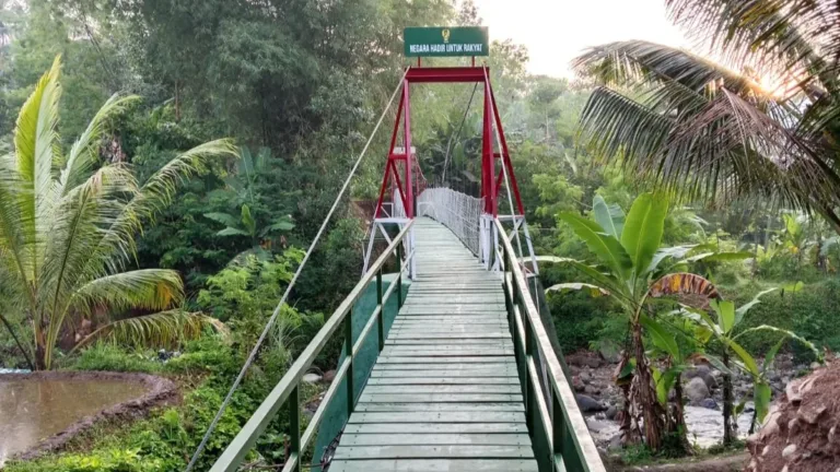 Terbangunnya Jembatan Gantung Cigolewang, Masyarakat pun Senang