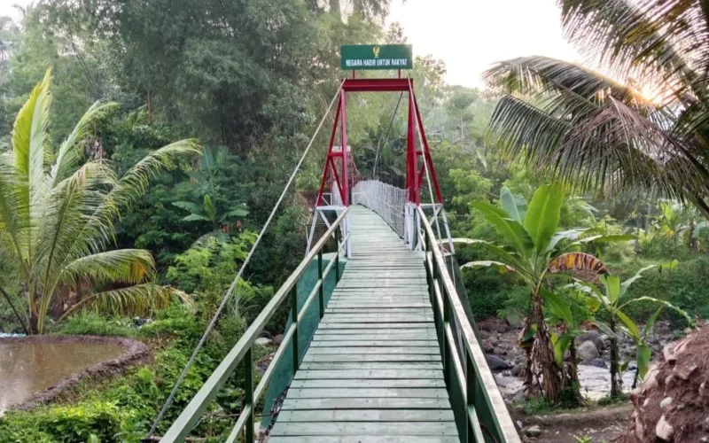 Terbangunnya Jembatan Gantung Cigolewang, Masyarakat pun Senang