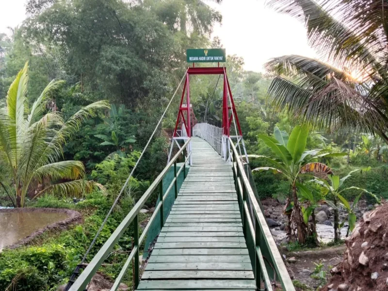 Terbangunnya Jembatan Gantung Cigolewang, Masyarakat pun Senang