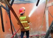 Damkar Padamkan Rumah Ibu Imas di Kp Cijelereun, Desa Mekarsari, Bayongbong, Garut