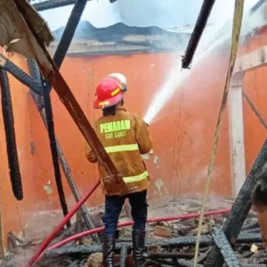Damkar Padamkan Rumah Ibu Imas di Kp Cijelereun, Desa Mekarsari, Bayongbong, Garut