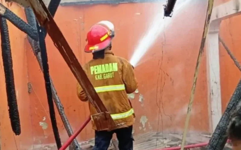 Damkar Padamkan Rumah Ibu Imas di Kp Cijelereun, Desa Mekarsari, Bayongbong, Garut