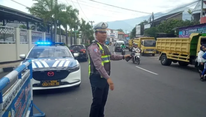 Kanit Turjagawali IPDA Ade Sulaeman dan Jajaran Satlantas Polres Garut Kawal Aksi Audiensi Ribuan Sopir Truk