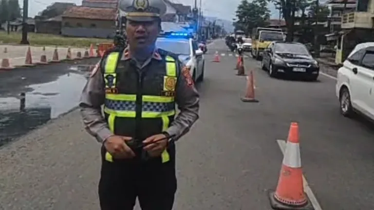 IPDA Ade Sulaeman Siaga: Pantauan Arus Lalu Lintas Bandung–Garut Masih Lancar dan Terkendali