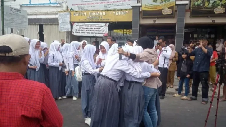 Jeritan Tangis Anak Sekolah YBHM: Sekolah Digembok, Harapan Terhalang