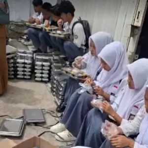 Anak Sekolah YBHM Sekolah Digembok, Makan Pembagian MBG di Trotoar