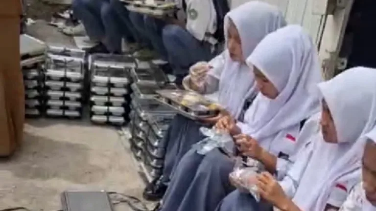 Anak Sekolah YBHM Sekolah Digembok, Makan Pembagian MBG di Trotoar