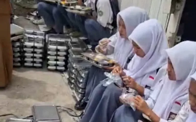 Anak Sekolah YBHM Sekolah Digembok, Makan Pembagian MBG di Trotoar