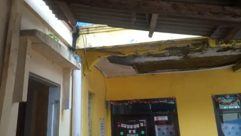 SDN 1 Malangbong sebelah gedung PGRI malangbong memperhatikan atap sekolah yang tidak terawat