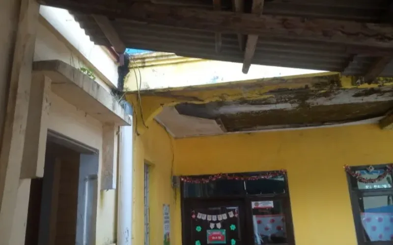 SDN 1 Malangbong sebelah gedung PGRI malangbong memperhatikan atap sekolah yang tidak terawat