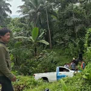 Sigap Layana Laka Tunggal Di Bungbulang, Polsek Evakuasi Korban Mobil Terperosok Ke Jurang