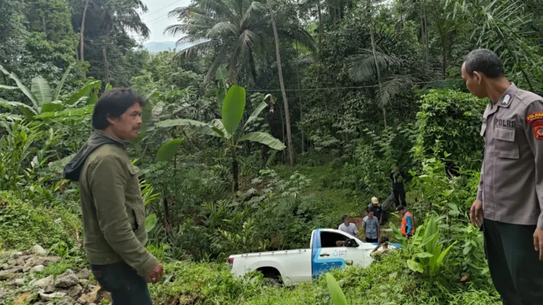 Sigap Layana Laka Tunggal Di Bungbulang, Polsek Evakuasi Korban Mobil Terperosok Ke Jurang