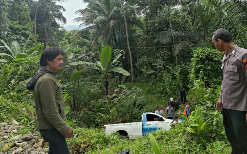 Sigap Layana Laka Tunggal Di Bungbulang, Polsek Evakuasi Korban Mobil Terperosok Ke Jurang
