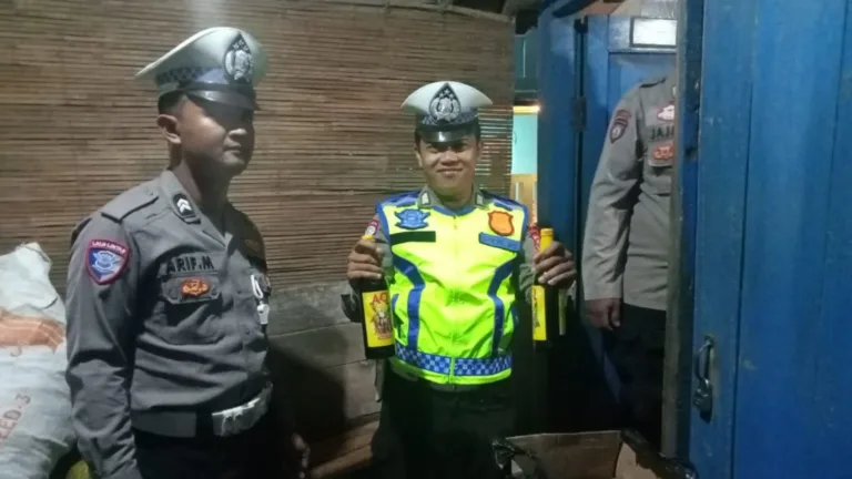 Ciptakan Situasi Aman Kondusif, Polsek Limbangan Gelar KRYD Dan Amankan Miras Dari Sejumlah Warung