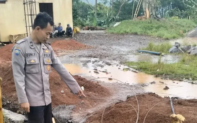 Tiang Listrik Roboh Di Banjarwangi, Polisi Dan PLN Bergerak Cepat Lakukan Penanganan
