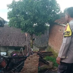 Hujan Disertai Angin Kencang Robohkan Rumah Warga Di Malangbong, Polsek Malangbong Lakukan Pengecekan