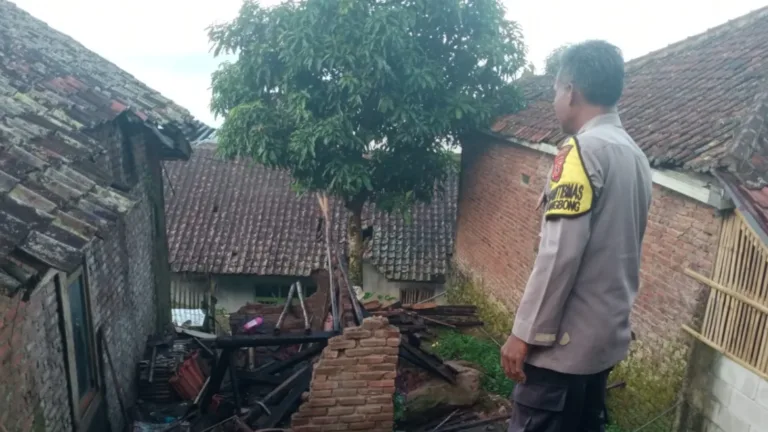 Hujan Disertai Angin Kencang Robohkan Rumah Warga Di Malangbong, Polsek Malangbong Lakukan Pengecekan