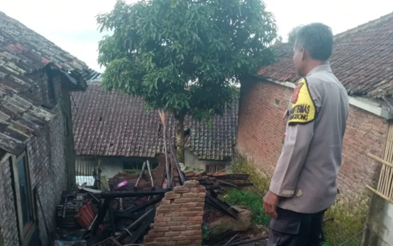 Hujan Disertai Angin Kencang Robohkan Rumah Warga Di Malangbong, Polsek Malangbong Lakukan Pengecekan