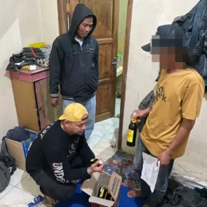 Satres Narkoba Polres Garut Amankan Belasan Botol Miras Di Wanaraja