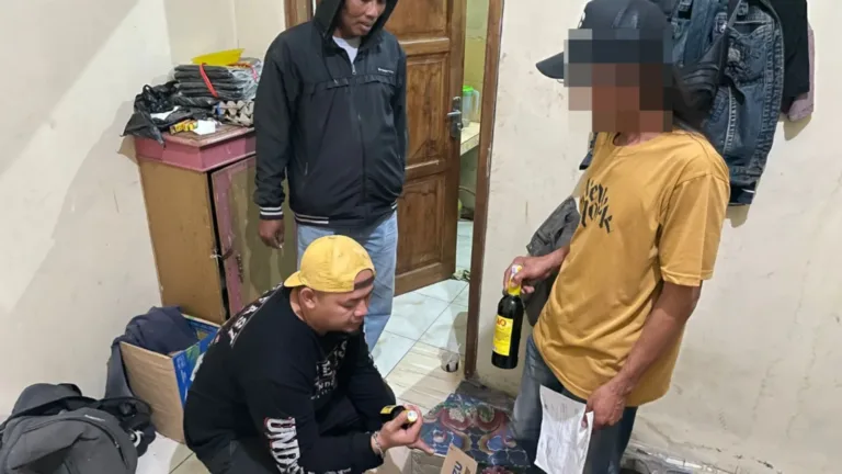Satres Narkoba Polres Garut Amankan Belasan Botol Miras Di Wanaraja