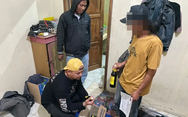 Satres Narkoba Polres Garut Amankan Belasan Botol Miras Di Wanaraja