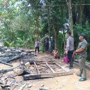 Polsek Pakenjeng Lakukan Olah TKP Kebakaran Rumah Panggung Di Desa Tanjungmulya