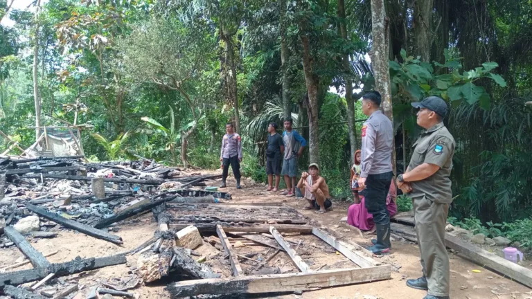 Polsek Pakenjeng Lakukan Olah TKP Kebakaran Rumah Panggung Di Desa Tanjungmulya