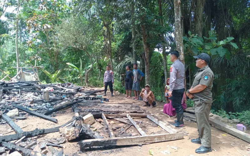 Polsek Pakenjeng Lakukan Olah TKP Kebakaran Rumah Panggung Di Desa Tanjungmulya