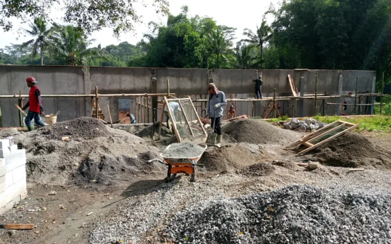 Pembangunan Gedung KDMP Desa Sukajaya Libatkan Tenaga Kerja Lokal