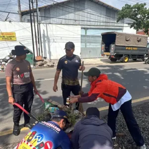 Jaga Lingkungan Bersih Dan Sehat, Polres Garut Gelar Korve Masal