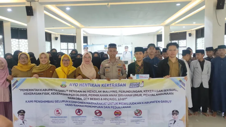 Sat Binmas Polres Garut Berikan Edukasi Anti Bullying Dan Pencegahan Kekerasan Di Ponpes Yadul Ulya