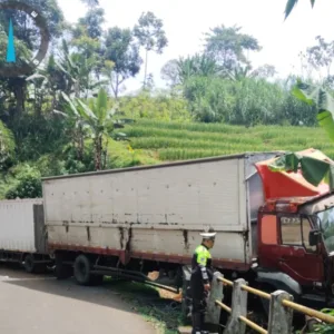 Polsek Malangbong Cek TKP Laka Lantas Tunggal Di Jalan Raya Wado-Malangbong