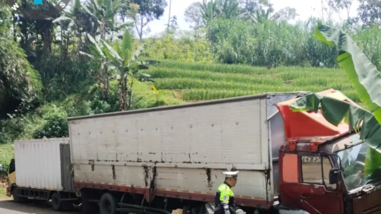 Polsek Malangbong Cek TKP Laka Lantas Tunggal Di Jalan Raya Wado-Malangbong