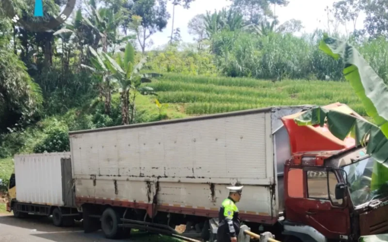 Polsek Malangbong Cek TKP Laka Lantas Tunggal Di Jalan Raya Wado-Malangbong
