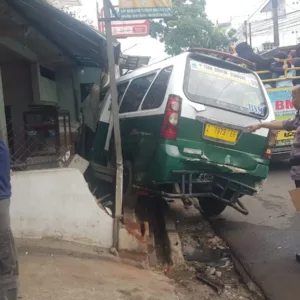 Polsek Bayongbong SigapTangani Laka Lantas Di Bayongbong, Dua Kendaraan Roda 4 Alami Kerusakan