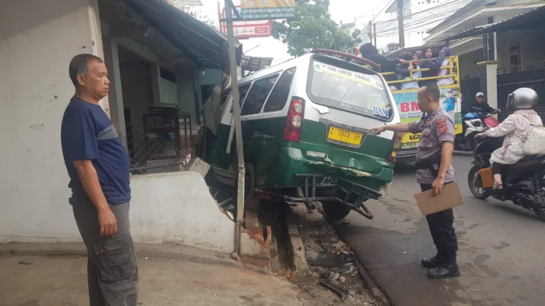 Polsek Bayongbong SigapTangani Laka Lantas Di Bayongbong, Dua Kendaraan Roda 4 Alami Kerusakan