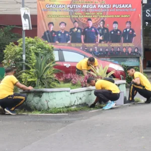 Polres Garut Gelar Jumat Bersih Serentak Di Alun-Alun Tarogong, Wujud Kepedulian Jaga Lingkungan Publik