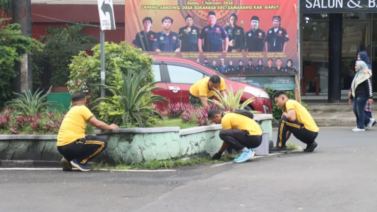 Polres Garut Gelar Jumat Bersih Serentak Di Alun-Alun Tarogong, Wujud Kepedulian Jaga Lingkungan Publik