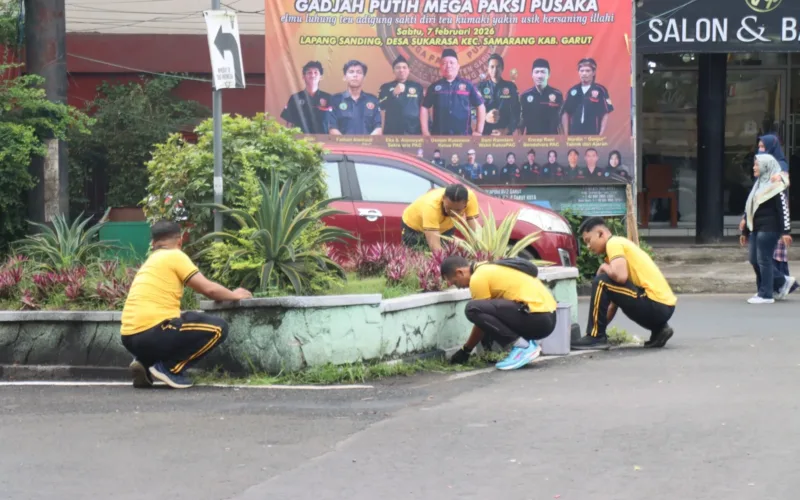 Polres Garut Gelar Jumat Bersih Serentak Di Alun-Alun Tarogong, Wujud Kepedulian Jaga Lingkungan Publik