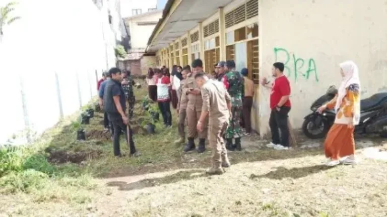 Koramil 06/Mamajang Gelar Karya Bakti Penanaman Pohon, Bunga, dan Terong di Kota Makassar