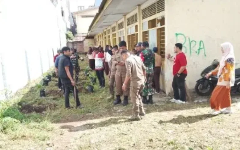 Koramil 06/Mamajang Gelar Karya Bakti Penanaman Pohon, Bunga, dan Terong di Kota Makassar