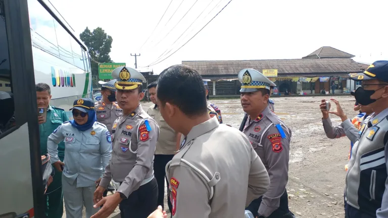 Sat Lantas Polres Garut Ramp Check Angkutan Umum Dan Pemeriksaan Kesehatan Kru Dalam Operasi Keselamatan Lodaya 2026
