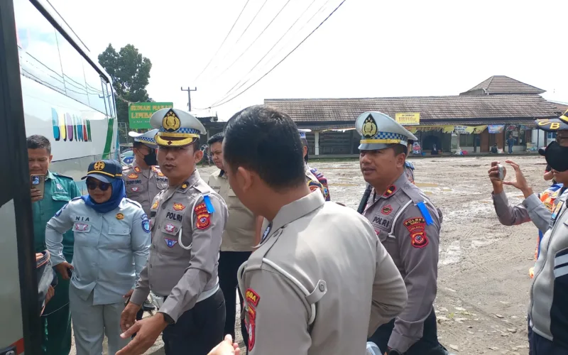 Sat Lantas Polres Garut Ramp Check Angkutan Umum Dan Pemeriksaan Kesehatan Kru Dalam Operasi Keselamatan Lodaya 2026