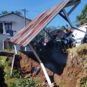 Hujan Deras, Benteng Sekolah MI Walagar Taraju Tergerus Longsor
