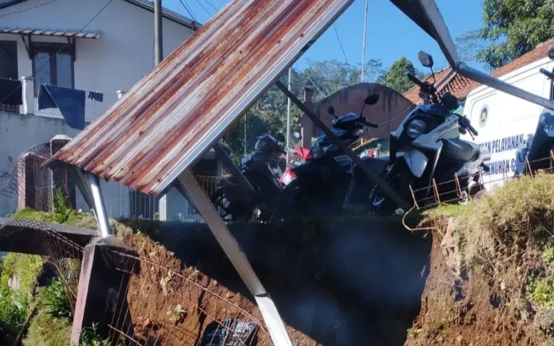 Hujan Deras, Benteng Sekolah MI Walagar Taraju Tergerus Longsor