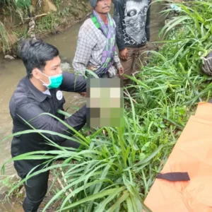 Polsek Bayongbong Cek TKP Penemuan Mayat Bayi Di Sungai Cipulus