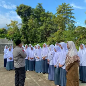 Polsek Sukawening Jadi Pembina Upacara Di SMA Dan SMP IT Futuhiyah, Tekankan Disiplin Dan Pencegahan Kenakalan Remaja